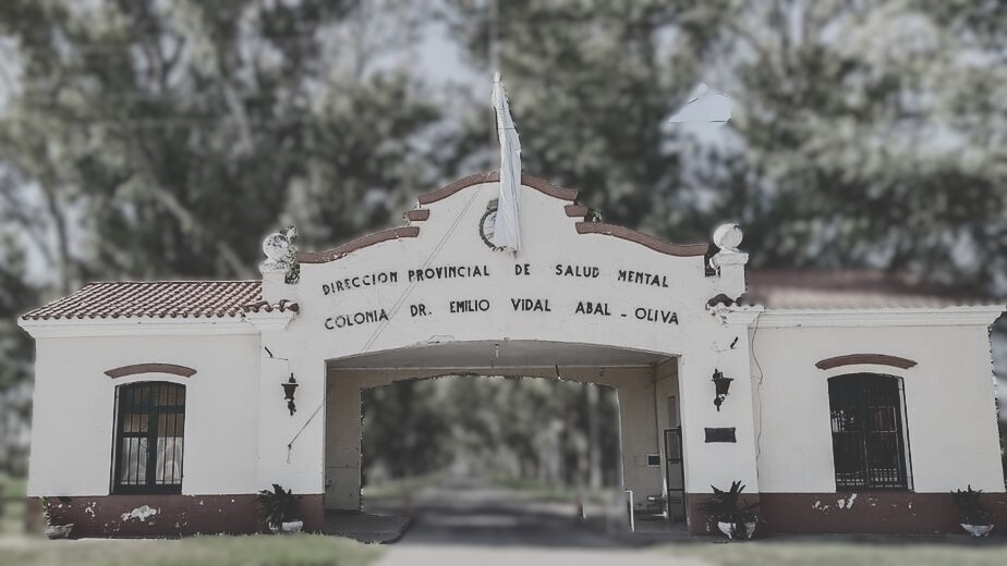 Imagen intervenida digitalmente sobre foto de ingreso del Hosp. Colonia Vidal Abal de Oliva. Fuente original: Lavoz.com.ar
