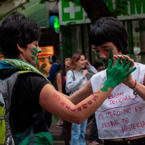 Dos mujeres bailando durante la 6ta Marcha por el Derecho a la Salud Mental