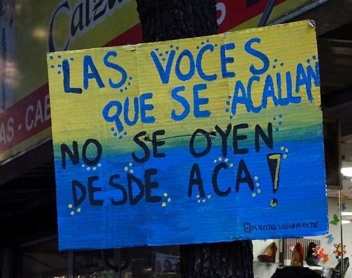 "¡Las voces que se acallan no se oyen desde acá!" Fotografía de Ana Paula Gauna