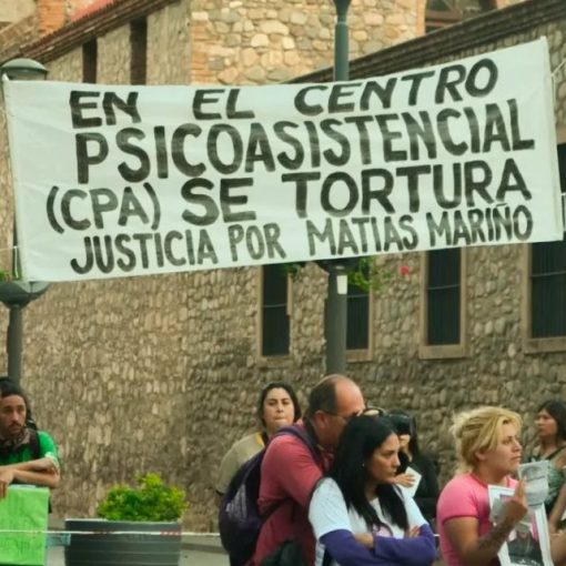 Imagen de la Marcha por el Derecho a la Salud Mental. Se ve una pancarta en la que se lee: "En el Centro psicoasistencial (CPA) se tortura. Justicia por Matías Mariño