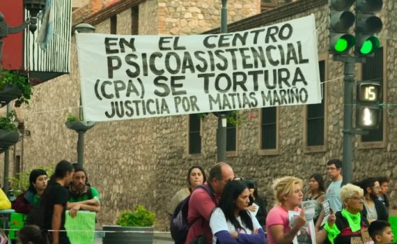 Imagen de la Marcha por el Derecho a la Salud Mental. Se ve una pancarta en la que se lee: "En el Centro psicoasistencial (CPA) se tortura. Justicia por Matías Mariño