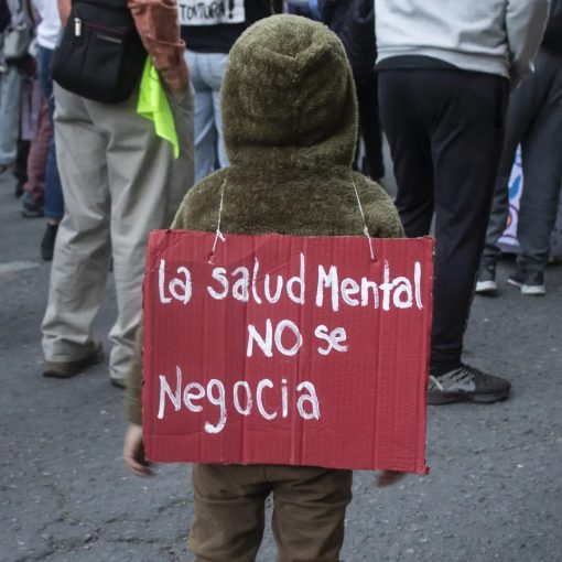 Fotos de un niño de espaldas con un cartel que dice "La Salud Mental no se negocia"