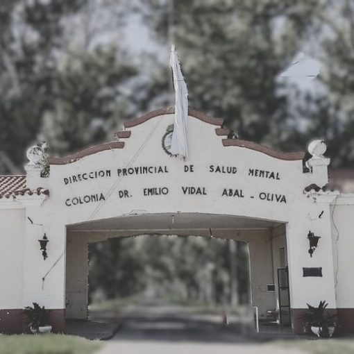 Imagen intervenida digitalmente sobre foto de ingreso del Hosp. Colonia Vidal Abal de Oliva. Fuente original: Lavoz.com.ar