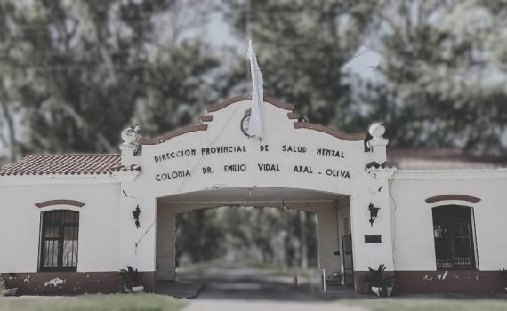 Imagen intervenida digitalmente sobre foto de ingreso del Hosp. Colonia Vidal Abal de Oliva. Fuente original: Lavoz.com.ar